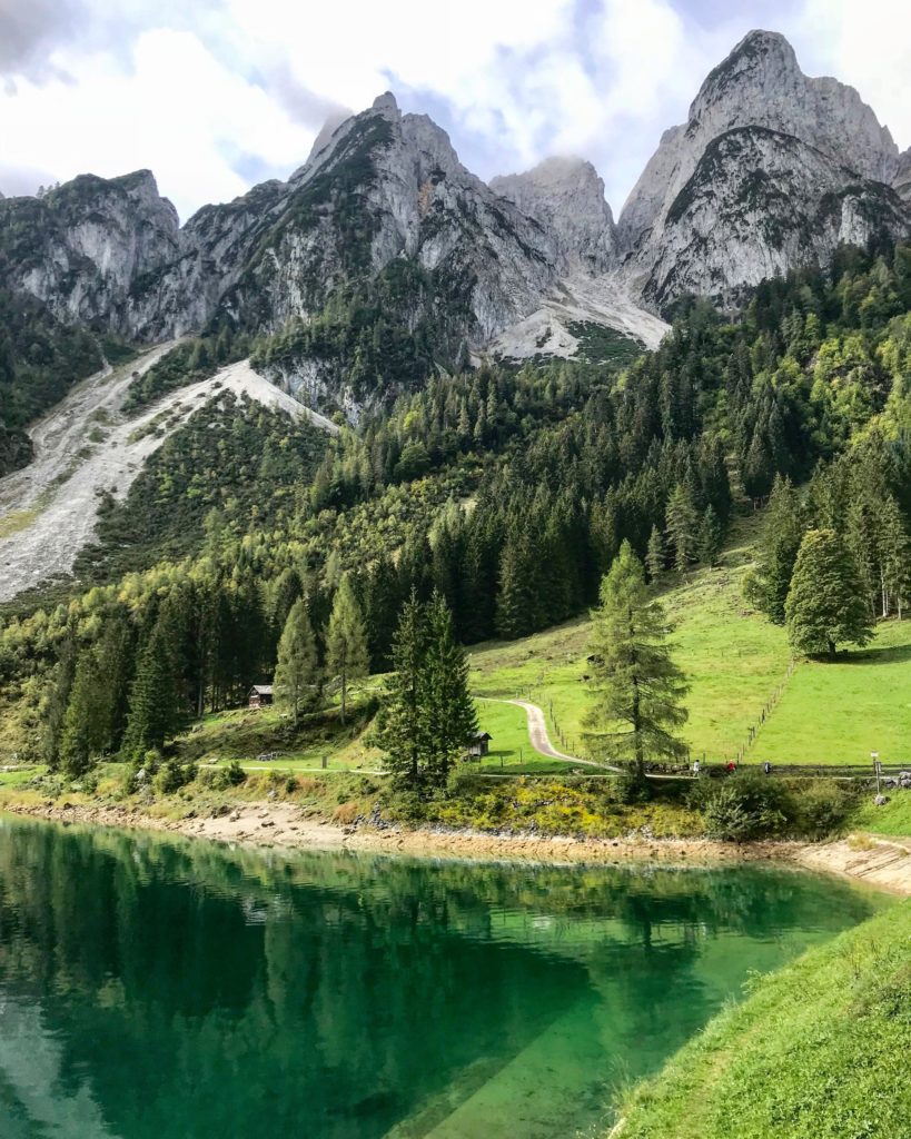 Gosausee - das türkisgrüne Wasser mit den Bergspitzen am Gosaukamm