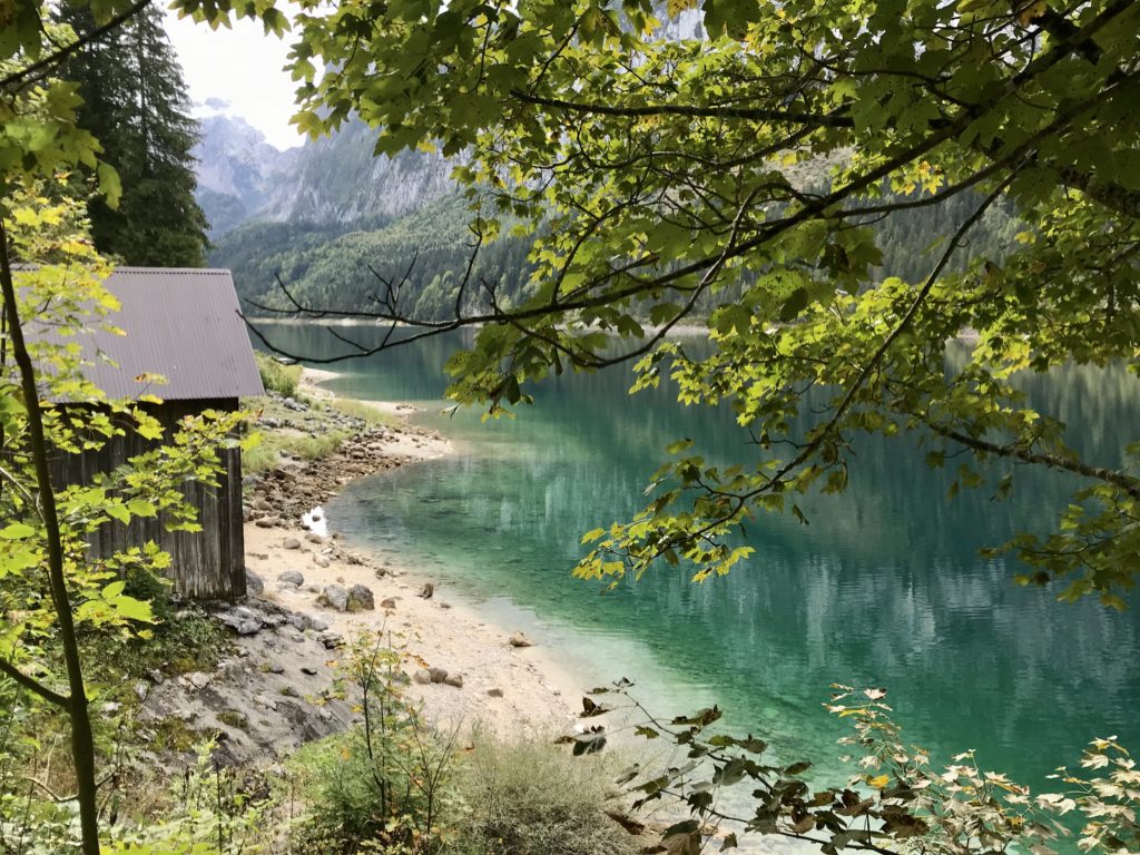 Naturwunder Österreich: Glasklares Wasser mit türkisgrüner Färbung, umgeben von den Bergen