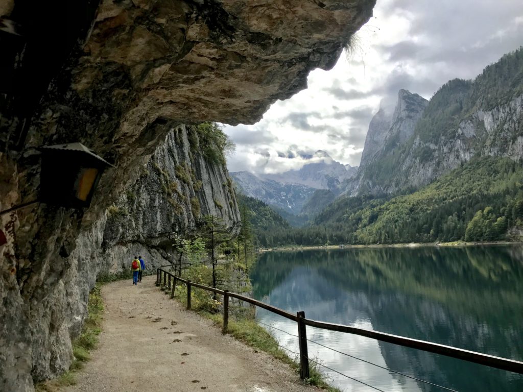 Am Gosausee wandern - schöner kannst du nicht wandern: Links die Felswand, rechts der See und dahinter der Gletscher!