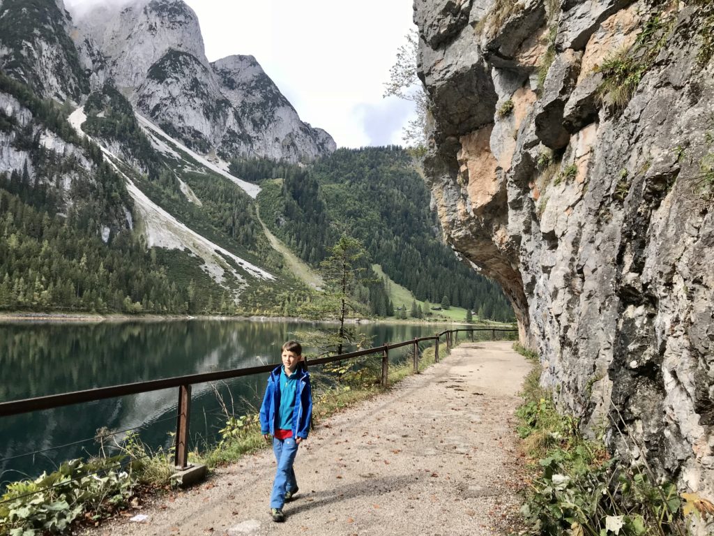 Gosausee wandern - rund um den Vorderen Gosausee führt dieser breite Wanderweg