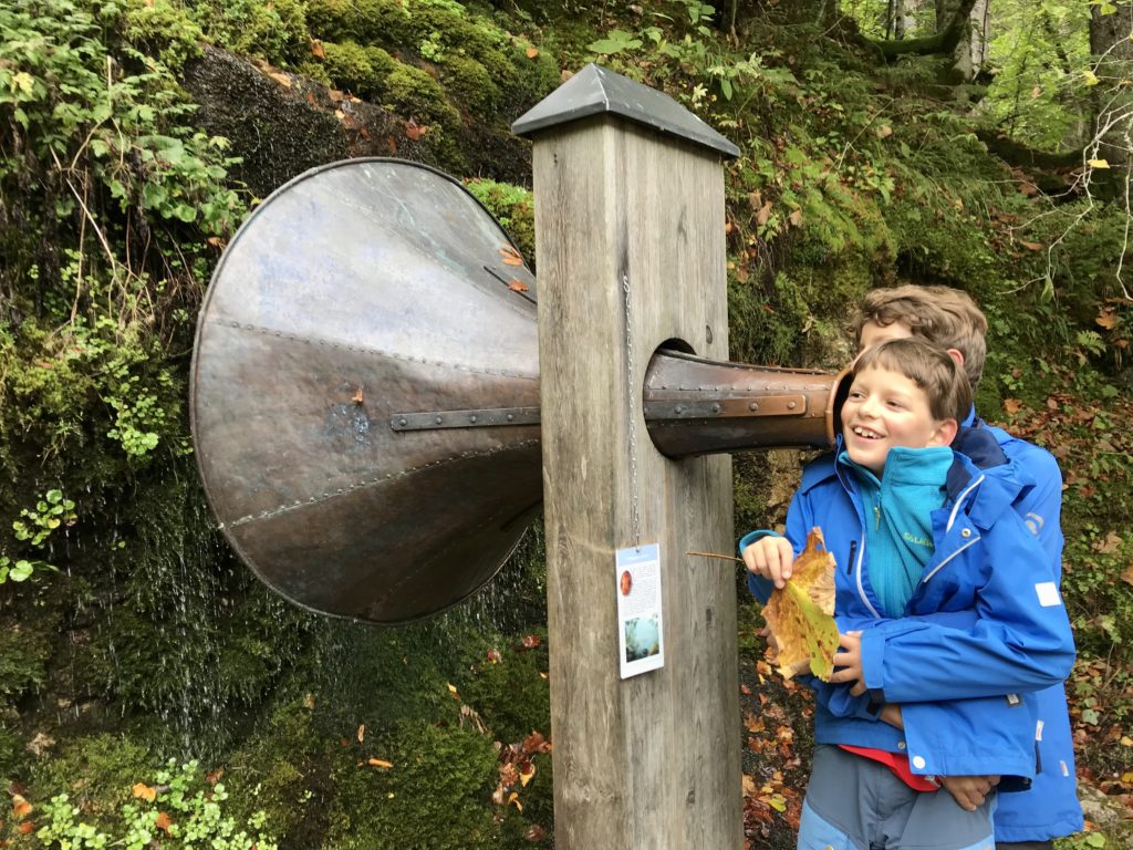 Gosausee wandern mit Kindern - hörst du das Wasser?