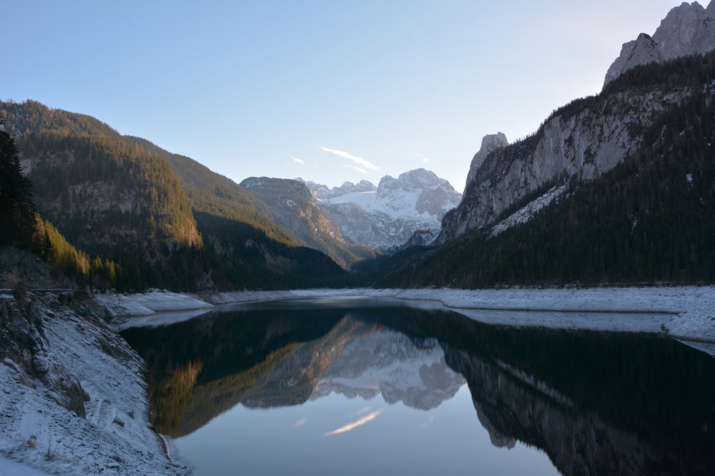 Vorderer Gosausee im Winter - das Dachstein spiegelt sich im Bergsee