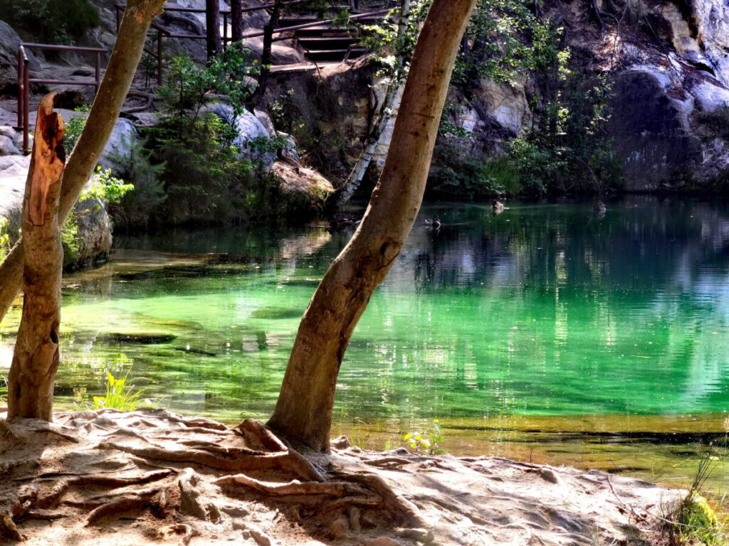 Adersbacher Felsenstadt: Türkisblauer See umgeben von märchenhaften Felsen