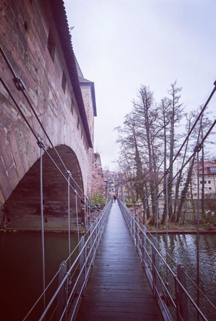 Kettensteg Nürnberg - gehört zu den besonderen Sehenswürdigkeiten am Wasser
