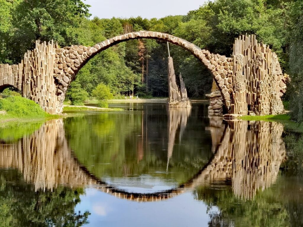Spiegelung der Rakotzbrücke im Rakotzsee - beliebtes Fotomotiv in Deutschland