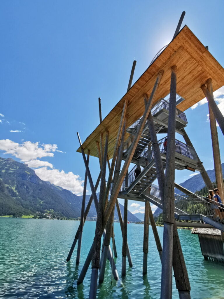 Bei der Achensee Rundwanderung erreichst du den Aussichtsturm - größter See in Tirol